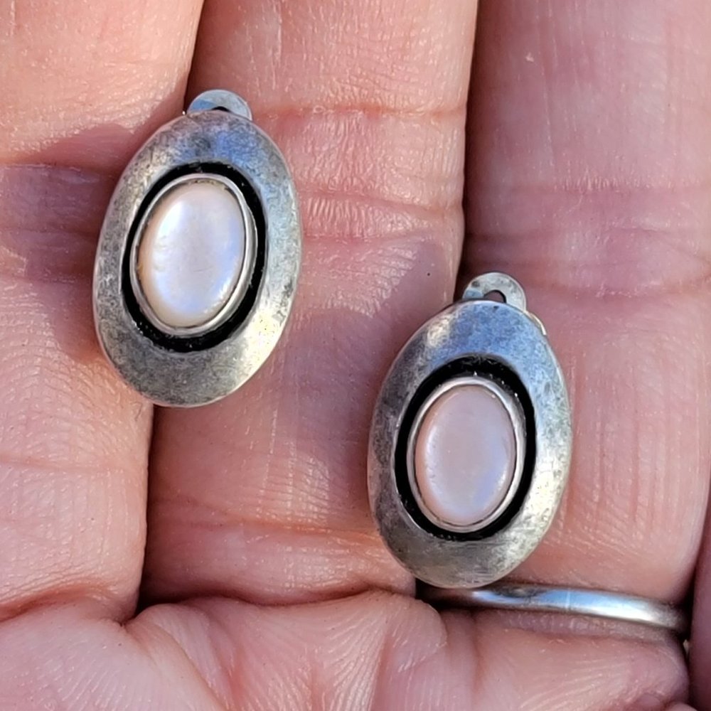 Vintage 925 sterling silver Native American pink mother of pearl oval earrings